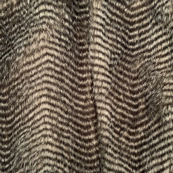 𝅺francesca’s Faux Fur Vest Gray & Dark Gray Striped Women’s Size Small - Picture 2 of 11